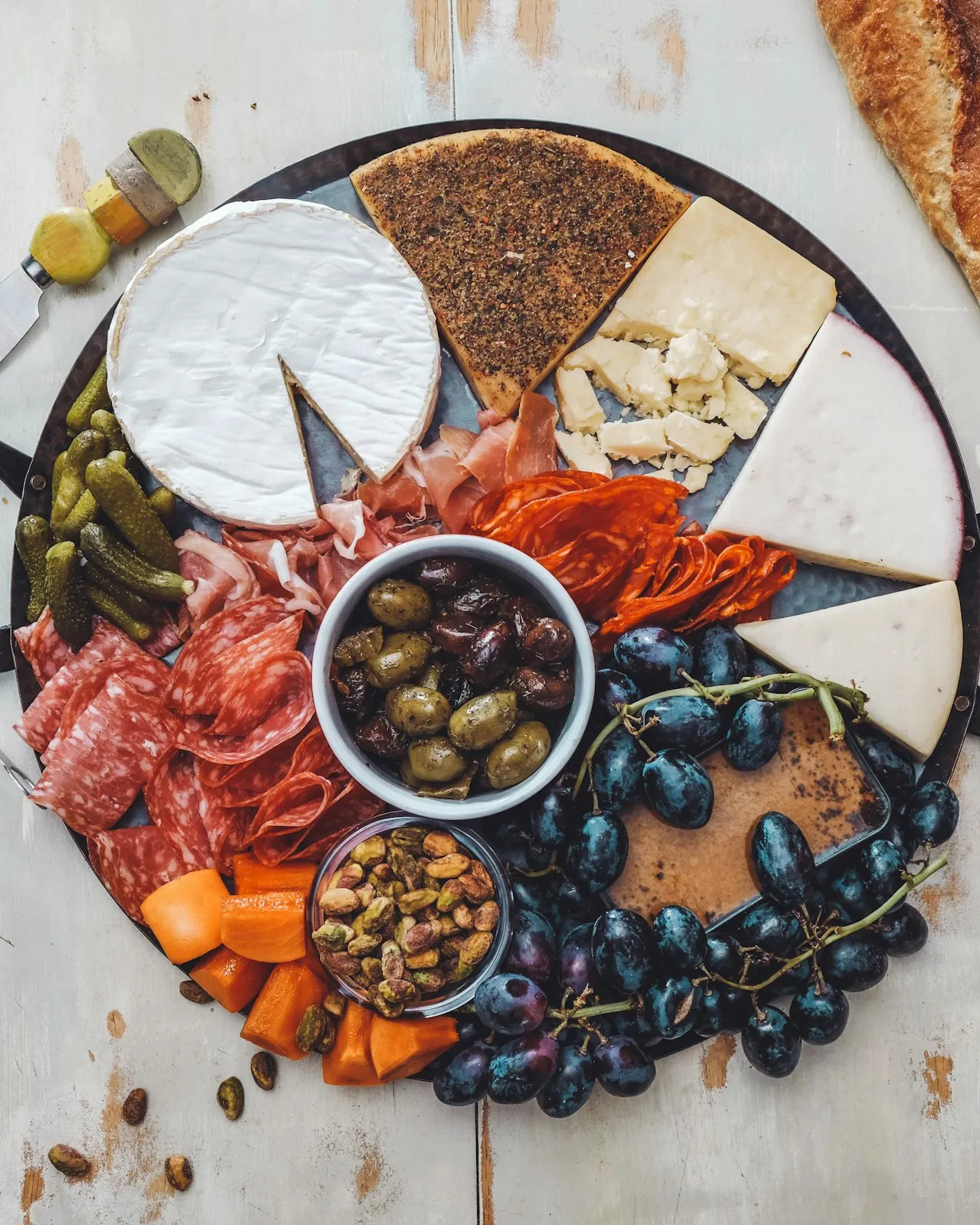 Brettljause mit Käse, Geselchtem, Oliven und Bauernbrot auf Holzbrett