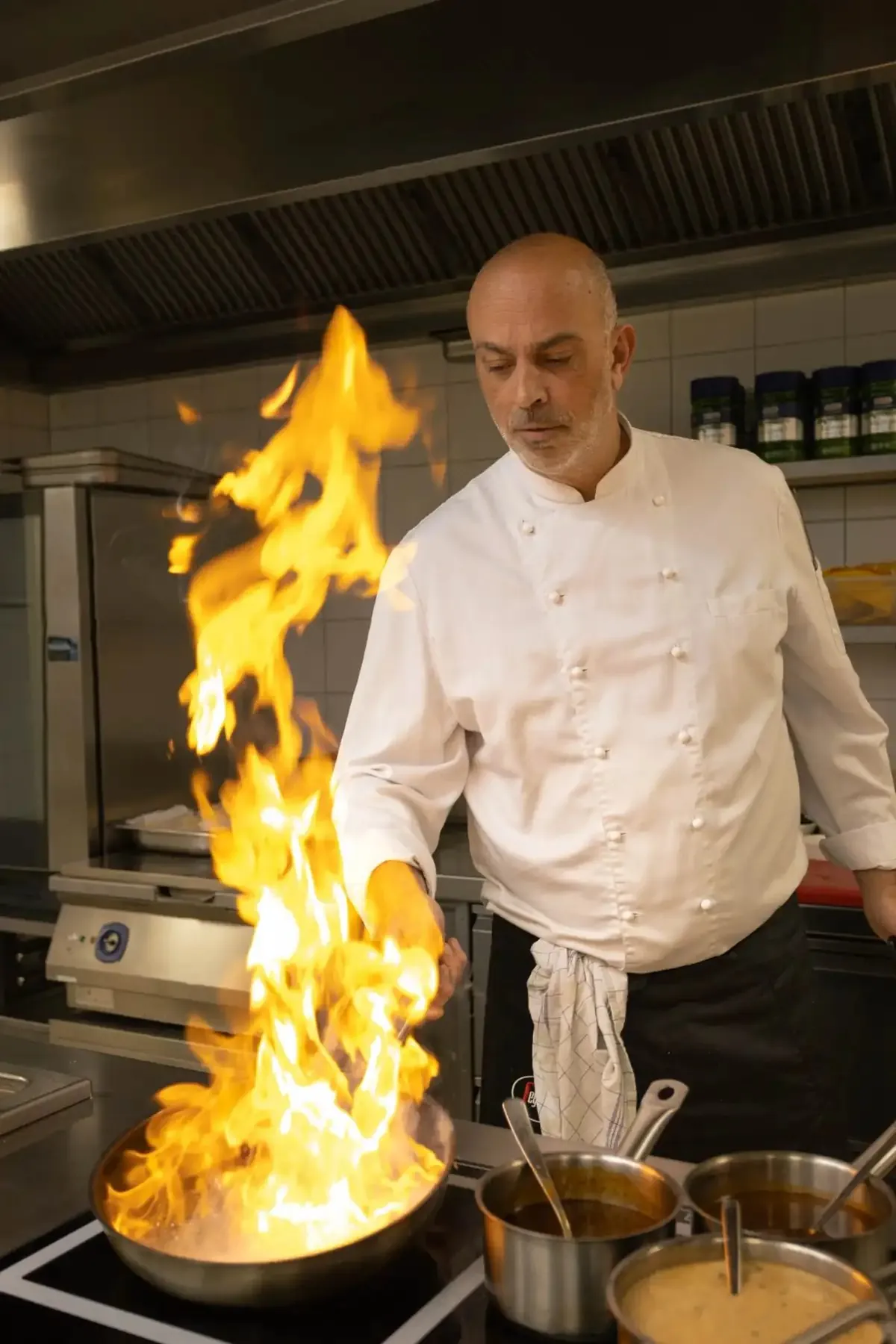 Ein Gericht wird in der Küche flambiert